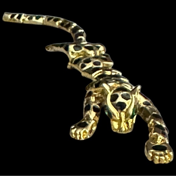 Vintage Leopard Articulated Shoulder Brooch Goldtone Black Enamel Green Eyes - Picture 3 of 15
